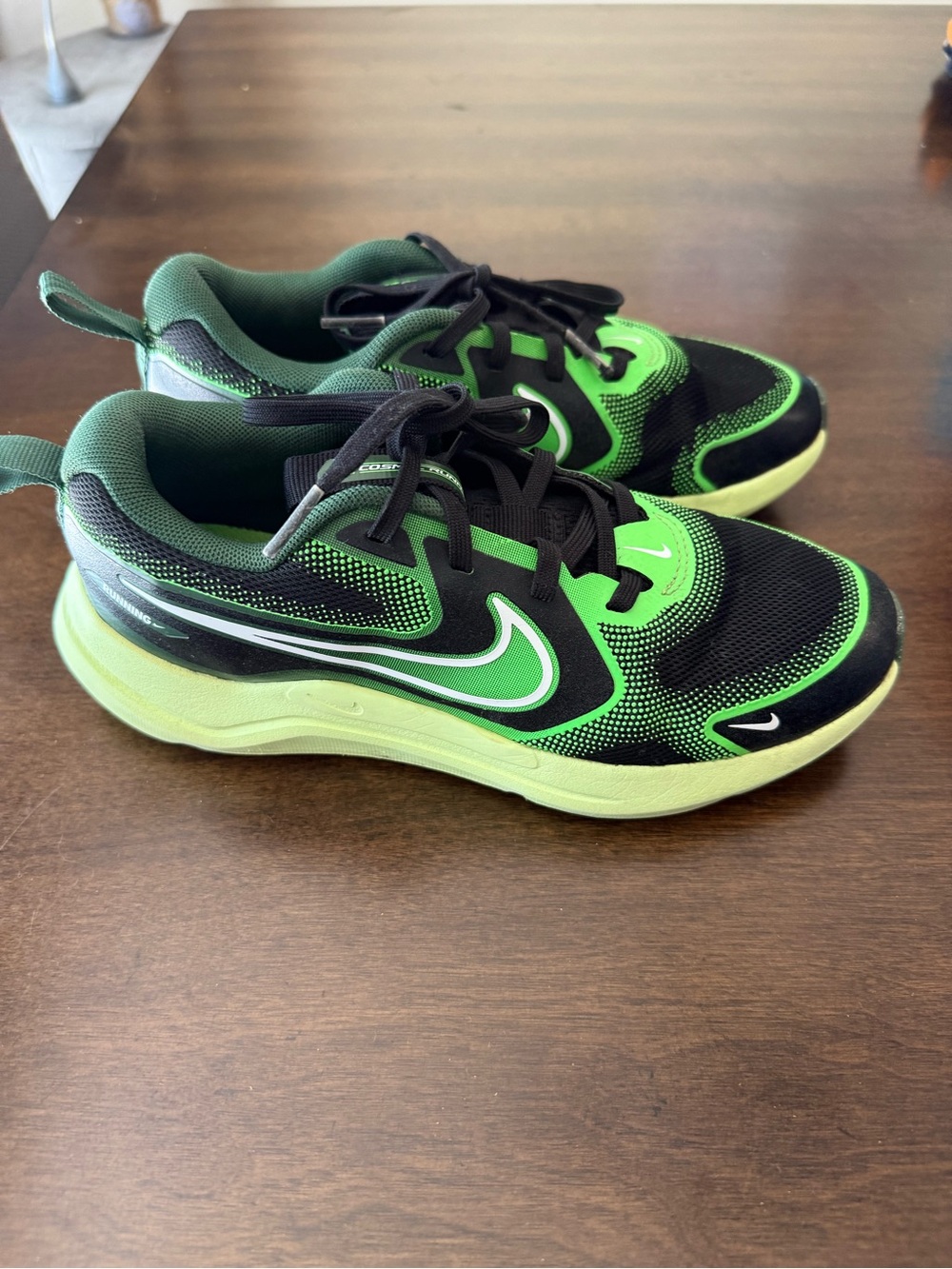 Nike cosmic runner tennis shoes
